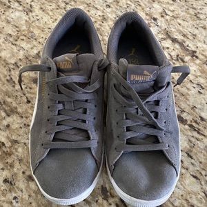 Women’s size 9 pumas